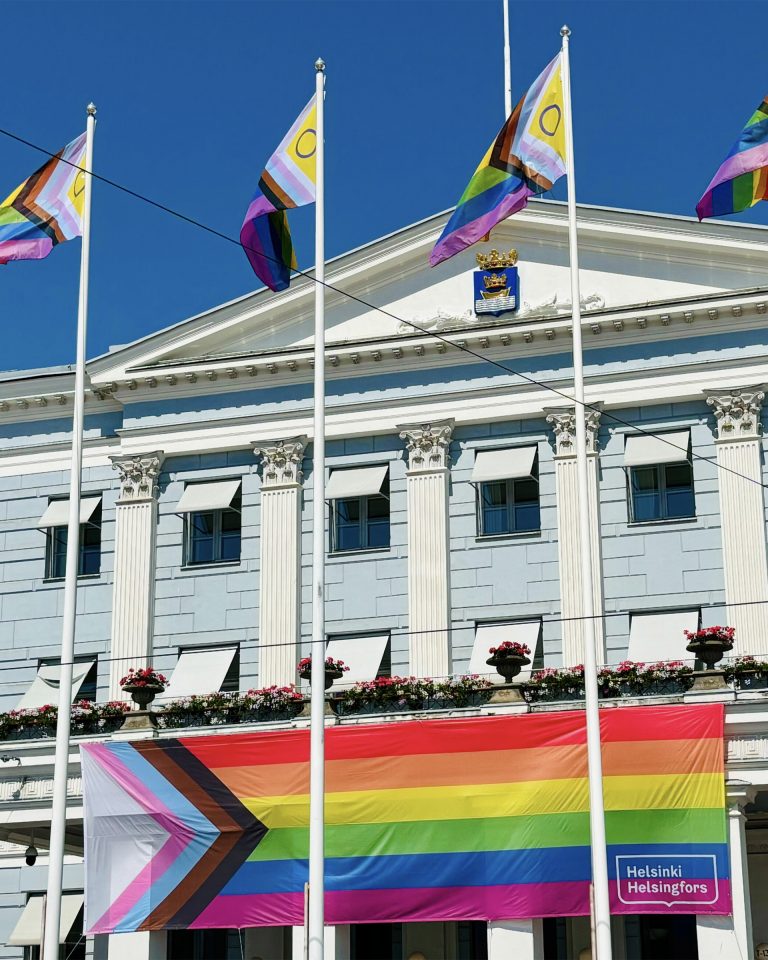 pysty_0001_Helsinki-City-Hall-during-Pride-Week