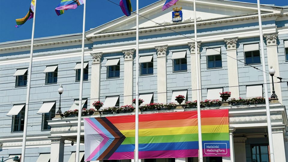 vaaka_0001_Helsinki-City-Hall-during-Pride-Week